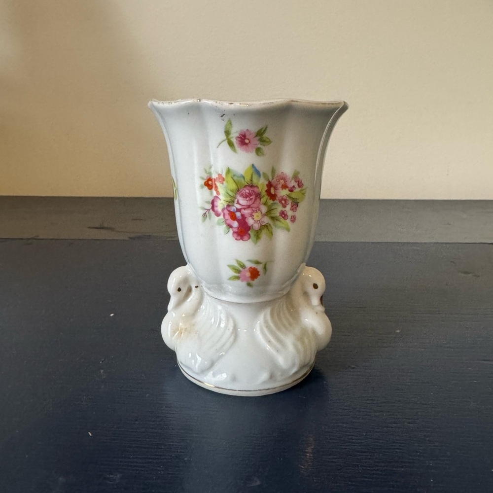 White and Pink Floral Vase with‎ Scalloped Edge